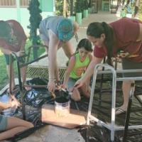 Estudiantes iniciarán clases con pupitres renovados gracias al aporte de su comunidad