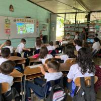 Estudiantes en clases de plan piloto