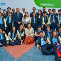 Grupo de estudiantes posan con los jerarcas del Poder Ejecutivo