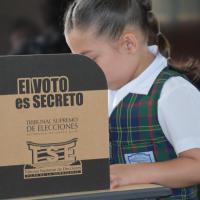 Estudiantes disfrutan en las elecciones 