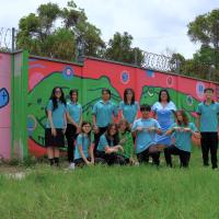 El Colegio Técnico Profesional de Guararí, en Heredia tiene hermosos murales que rodean la institución y evocan aspectos representativos de la comunidad como sus 23 especies de flora, fauna y espacios de paz.