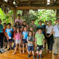 Estudiantes de Península de Nicoya participan en liberación de lapas rojas