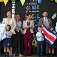 Ministro sorprende a estudiantes con visita a primer jardín de niños centenario