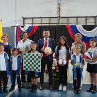 Emiratos Árabes Unidos dona implementos deportivos a centros educativos costarricenses