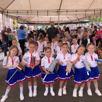 Estudiantes engalanan celebración