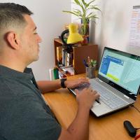 Foto muestra a docente utilizando la herramienta de evaluación