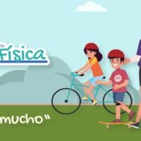 Niños y niñas, y adultos hacen ejercicios.