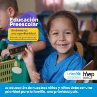 Niña de preescolar en su centro educativo 
