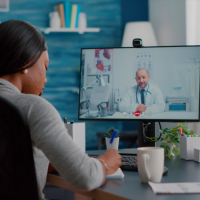 Paciente es atendido por doctor vía virtual