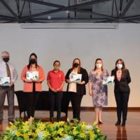 Entrega oficial de guía a Liceos Rurales