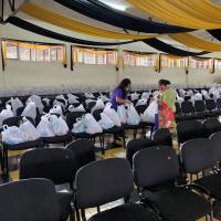 Paquetes de alimentos ubicados en un salón 
