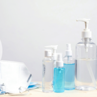 Imagen de productos de protección alcohol en gel y mascarillas.