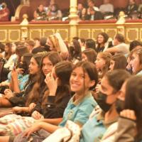 ESTUDIANTES EN LAS BUTACAS DEL TEATRO NACIONAL DE COSTA RICA