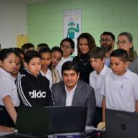 Carlos Alvarado, Presidente de República estudiantes de la escuela Rep. Dominica