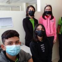 Estudiantes se comunican con radioemisora 