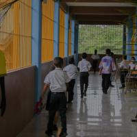 Niñas y niños disfrutan de caminar en la nueva escuela 