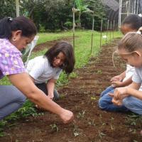 Estudiantes construyen su aprendizaje a través de la naturaleza 