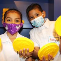 Estudiantes juegan y aprenden con monedas