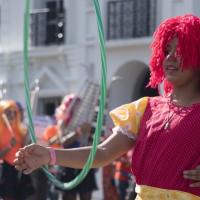 Mujer participante del festival posa con una ula ula 