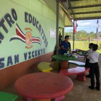 Estudiantes de escuelas reciben implementos deportivos