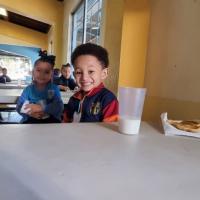 Niños y niñas reciben complemento