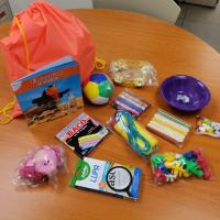 Foto muestra algunos materiales que se darán a niños y niñas de preescolar