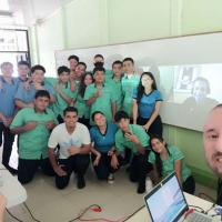 Estudiantes reciben charla remota desde España