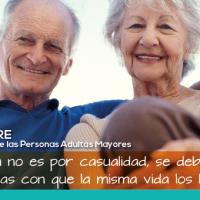 Afiche Digital donde se observa dos adultos mayores felices y sonriendo