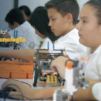 Estudiantes con objetos de laboratorio y robótica.