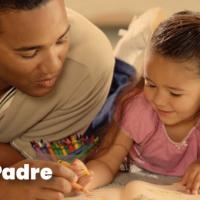 Afiche que muestra a un papá con su hija pintando o estudiando.