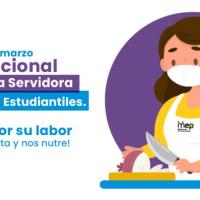 Una mujer realizando las funciones de cocinera.