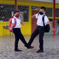 Estudiantes se saludan en centro educativo
