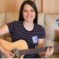 SE ILUSTRA A UNA NIÑA ADOLESCENTE TOCANDO EL INSTRUMENTO DE LA GUITARRRA 