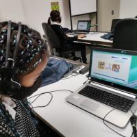 Estudiante aplicando prueba de dominio lingúistico en inglés