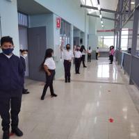 Estudiantes regresan a las aulas.