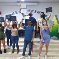 Estudiantes en graduación de bachillerato