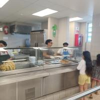 estudiantes reciben almuerzo
