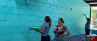 estudiantes pintando paredes del colegio