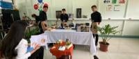 estudiantes con café