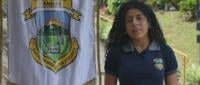 estudiante con estandarte del colegio