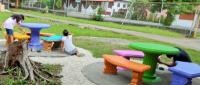 estudiantes de escuela pintando mesas 