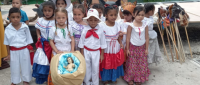 niños con trajes típicos
