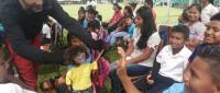 Estudiantes saludando al niño llamado Atsi