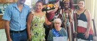 estudiante de 99 añso con su título
