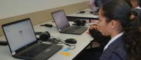 estudiangte utilizando computadora