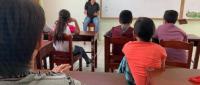 profesora con estudiantes