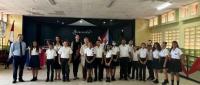 estudiantes con Ministra de Educación, primera dama y docentes