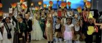niños con antorchas