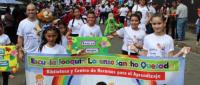 Estudiantes con bandera de Escuela Joaquín Lorenzo Sancho Quesada 