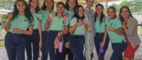 Signe acompañanda de estudiantes